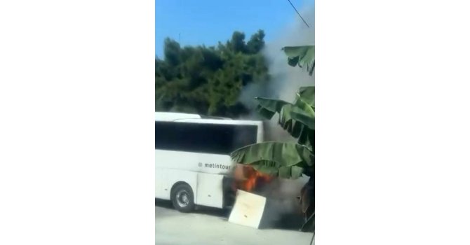 Alanya’da park halindeki tur otobüsünün motor bölümü alev aldı