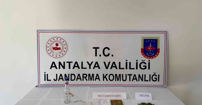 Uyuşturucu operasyonuna gittikleri evde 2 ayrı suç dosyasından aranan zanlıyı yakaladılar