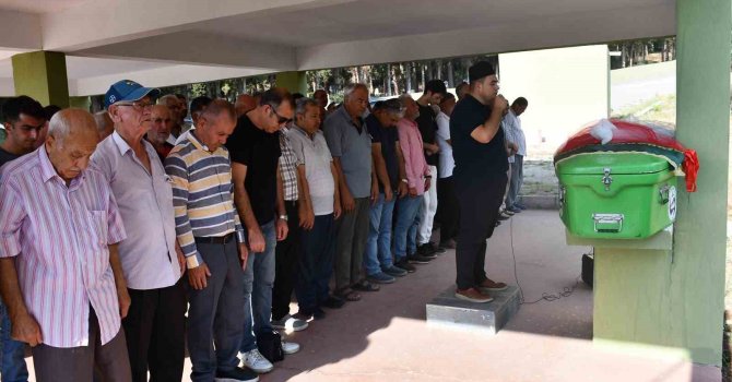Otomobilin tırın altına girdiği feci kazada can veren Ecem gelinliğiyle son yolculuğuna uğurlandı