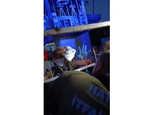Demir korkuluklara düşen 10 yaşındaki kız çocuğunun koluna demir saplandı