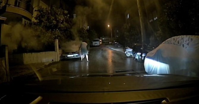 Bu sefer can değil mal kurtardı: Araçtan duman çıktığını fark edip yangın tüpüyle müdahale etti, eşi kornaya basarak sahibine ulaşmaya çalıştı