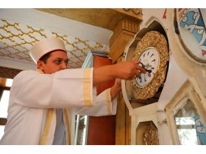 Kahramanmaraş’taki Beyazıtlı Camii’nin duvarındaki tarihi saat zamana tanıklık ediyor