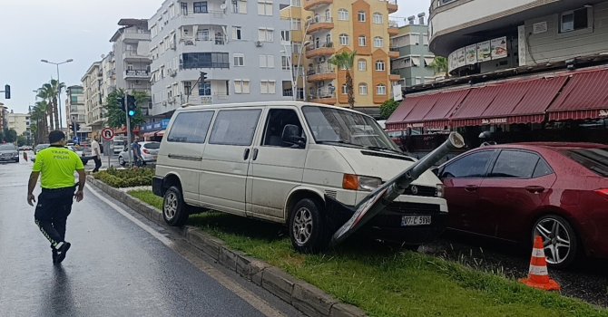 Kayan kamyonetin karşı şeride geçmesini refüjdeki tabela engelledi