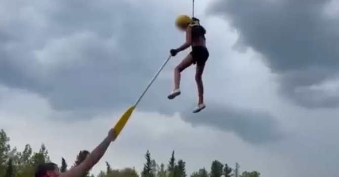 Kanyonda ziplinede asılı kalan turist çocuğu rafting rehberi kurtardı