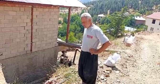Kozan’da açıkta bırakılan su borusu vatandaşı mağdur ediyor