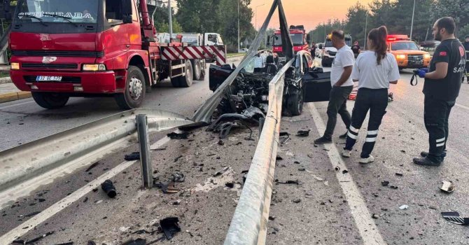 Isparta’da feci kaza: Bariyerlere çarpan otomobilin sürücüsü hayatını kaybetti
