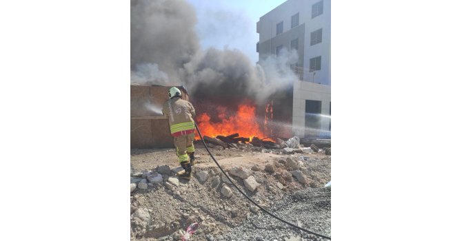 Antakya’da inşaat malzemeleri ve kulübe alevlere teslim oldu