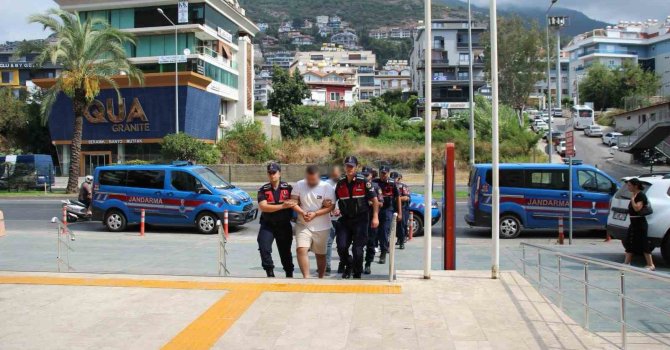 Alanya’da emlak ofisini kurşunlayan 2 şüpheli tutuklandı