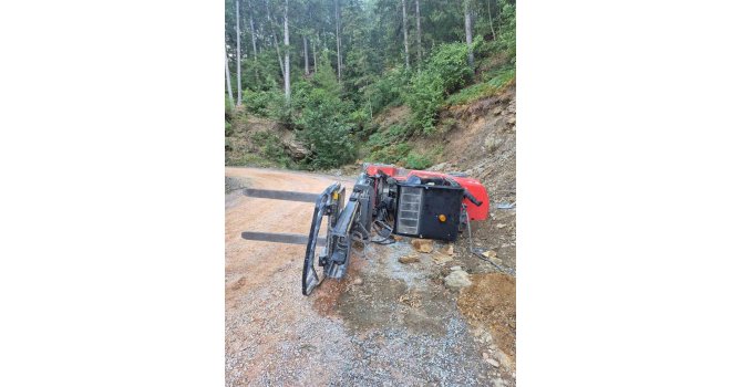 Gazipaşa’da devrilen forkliftin altında kalan sürücü yaralandı