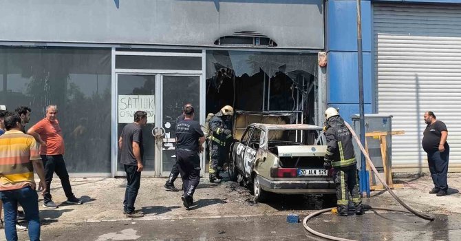 Antalya’da park halindeki Tofaş küle döndü, iş yeri zarar gördü