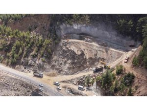 Adana’daki ‘Heyelan Islahı ve Tünel Projesi’nde ilk kazma vuruldu