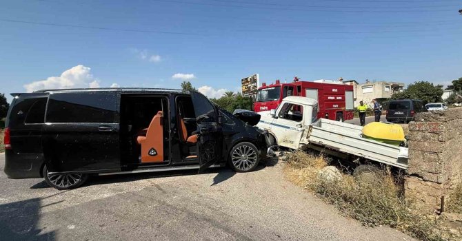 Serik’te VIP minibüs ile kamyonet çarpıştı: 1 yaralı