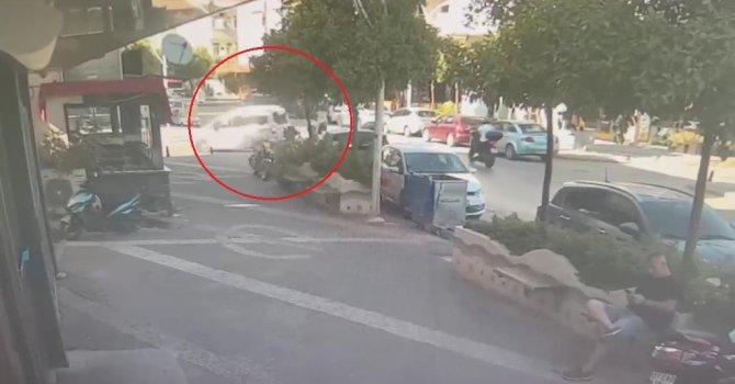Hafif ticari araçla motosikletin çarpışma anı kamerada: 1 yaralı