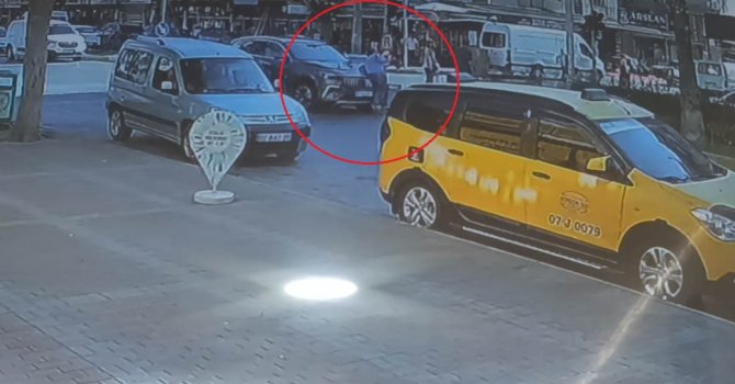 Otomobilin çarptığı kadın metrelerce savruldu