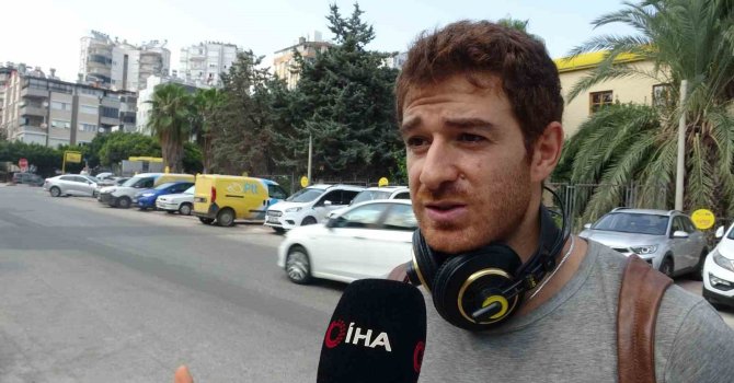 Kaldırımdaki hatalı parklara isyan etti: "Tekerlekli sandalyeli birisi olarak buradan geçmiş olsam oturur ağlardım"