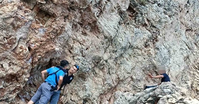 Falezlerin denizle buluştuğu kayalıklara çıktı, ekipleri alarma geçirdi
