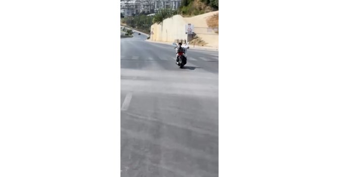 Alanya’da motosikletlinin tehlikeli hareketleri kamerada