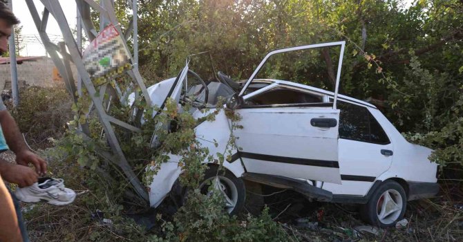 Elektrik direğine çarpan Tofaş hurdaya döndü, sürücü ağır yaralandı