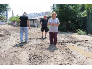 Mahalleliden bozuk yol tepkisi: "Kağnı geçmeye çalışsa geçemez"