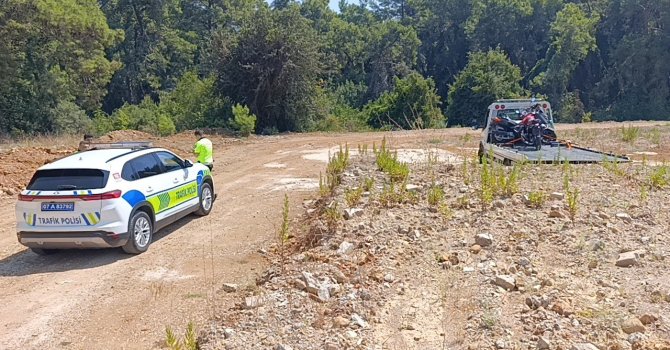 Trafik uygulamasını görünce motosikletini ormanlık alana bırakıp kaçtı, cezadan kaçamadı