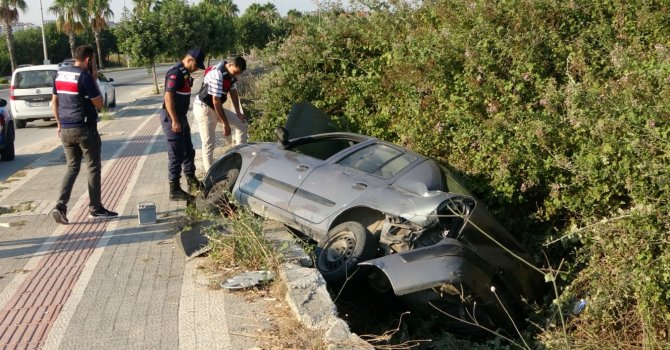 Otomobil yayaya çarpıp şarampole devrildi