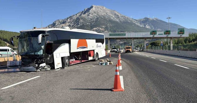 Yolcu otobüsü bariyere çarptı: 5 yaralı