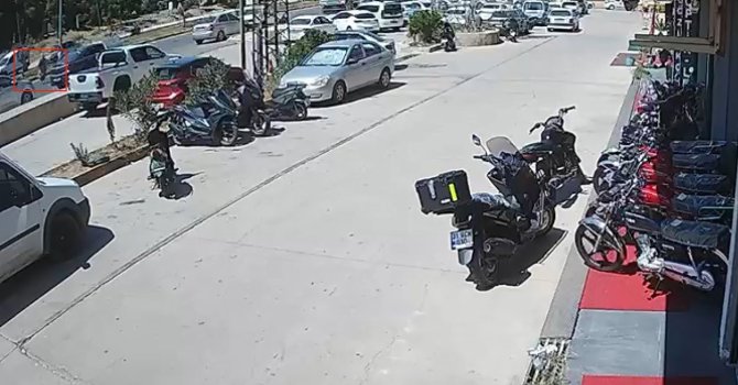 Otomobilin çarptığı kadın metrelerce havaya uçarak can verdi