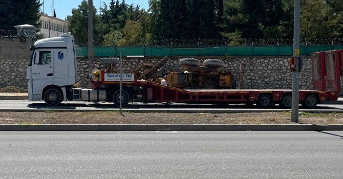 Burdur’da ani fren yapan tırın üzerindeki greyder devrildi