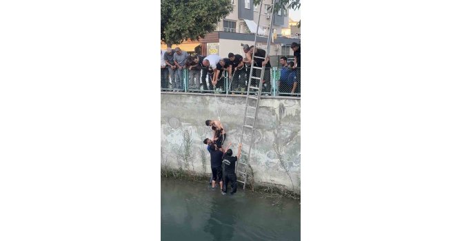 Kanala düşen genci arkadaşı yakaladı, itfaiye kurtardı