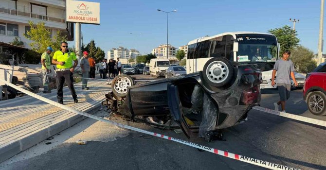 Antalya’da refüje çarpan otomobilin takla atma anı kamerada: 2 yaralı