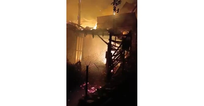 Hatay’da 2 katlı ahşap ev alevlere teslim oldu