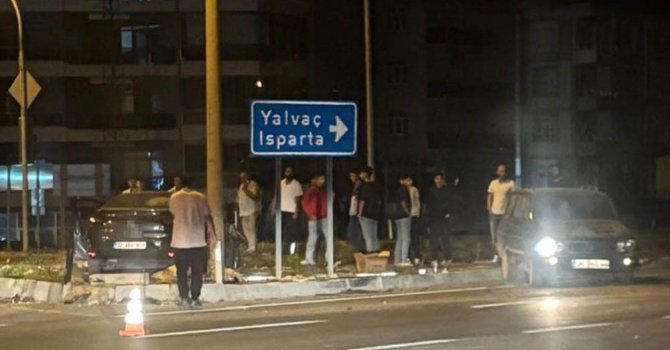 Isparta’da kavşakta iki otomobil çarpıştı: 3 yaralı