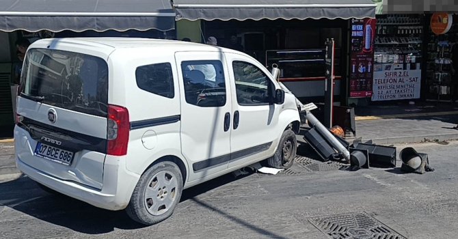 Ticari taksiyle çarpışan hafif ticarinin iş yerine girmesini trafik lambaları önledi