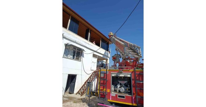 Defne’de çatı yangını binaya sıçramadan söndürüldü