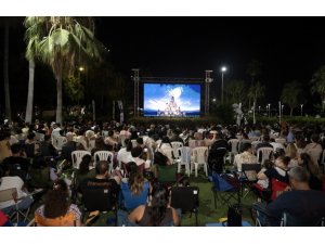 Mersin’de çocuklar yıldızların altında ‘Yukarı Bak’ filmini izledi