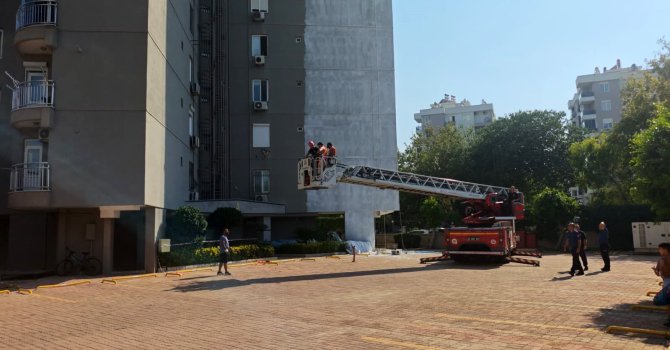 Halatı kopan iskelede mahsur kalan 2 işçiyi itfaiye kurtardı