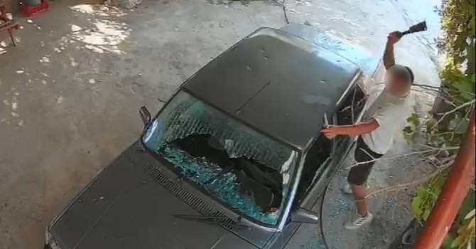 Kadına ait otomobile satır ve bıçakla zarar verdi: O anlar kamerada