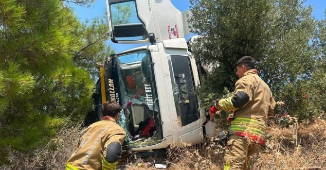 Arsuz’da devrilen kamyonun sürücüsü yaralandı