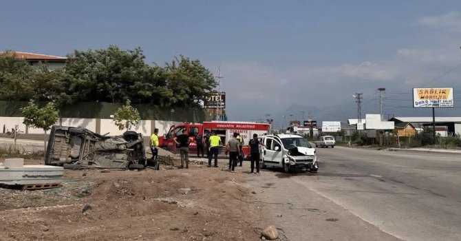 Osmaniye’de hafif ticari araç ile otomobil çarpıştı: 2 yaralı