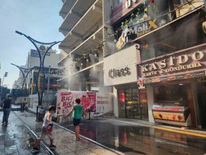 Esnafın iş yerinin önüne kurduğu fıskiye sistemi, kavurucu sıcakta çocuklara ve yetişkinlere eğlence dolu nefes oldu