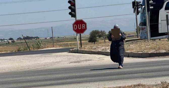 Trafik ışıklarındaki dilenciler, zabıtayla karşılaşınca arkalarına bakmadan kaçtılar