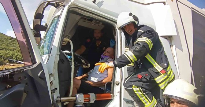 Burdur’da tırlar çarpıştı: 1 yaralı