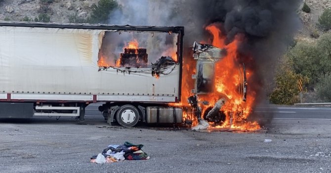 Adana’da seyir halindeki tır alev alev yandı