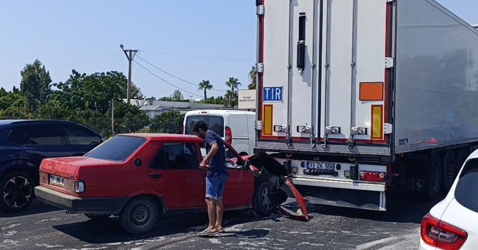 Kırmızı ışıkta duran tıra arkadan çarpan Tofaş hurdaya döndü: 1 yaralı