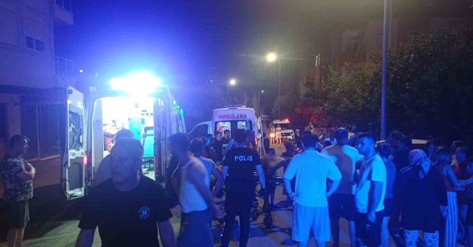 Annesini darp eden babasını bıçakladı