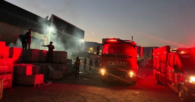 Kırıkhan’da inşaat malzemeleri satan iş yerinde yangın çıktı