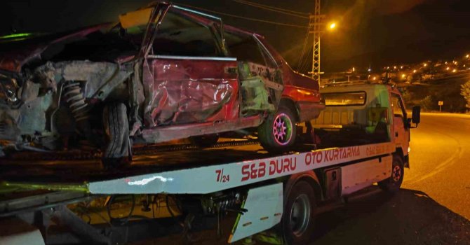 Isparta’da tırla çarpışan Fiat Tofaş araç hurdaya döndü: 2 yaralı