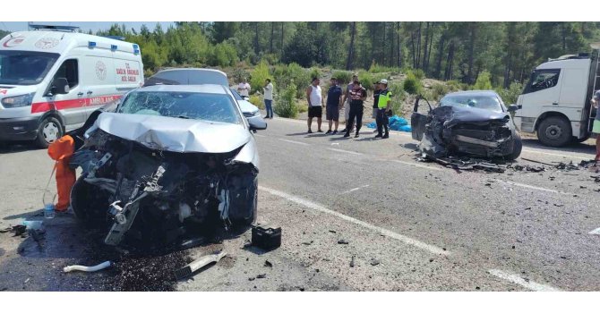 Antalya’da otomobiller çarpıştı: 1 ölü, 3 yaralı