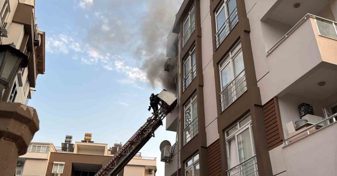 Apartman dairesi yangında kullanılamaz hale geldi