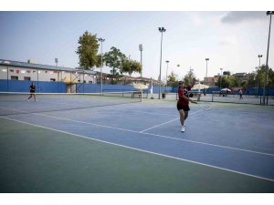 Mersin’de 30 Ağustos coşkusu tenis kortlarına taşındı
